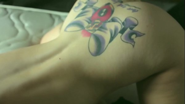 Gata tatuada batendo uma siririca na webcam
