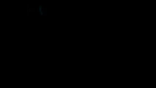 Gostosa fazendo uma chupeta e dando a buceta