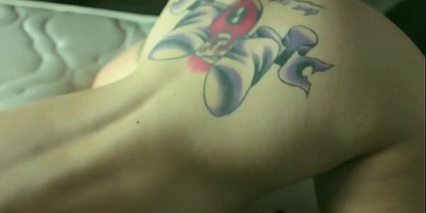 Gata tatuada batendo uma siririca na webcam