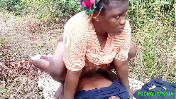 Ruivinha gostosa pagando boquete no meio do mato