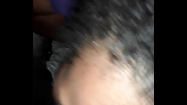 Arrombando a buceta da magrela safada