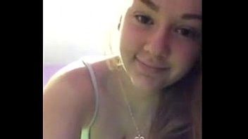 Novinha gostosa se masturbando ao vivo na webcam