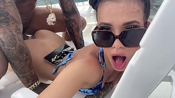 Gata gostosa fodendo no barco do boy