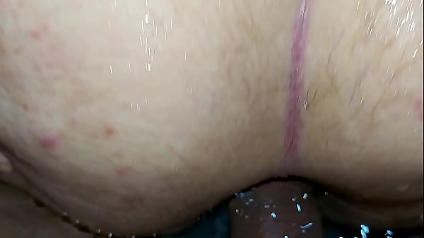 Comendo o cú da gostosa dentro da banheira