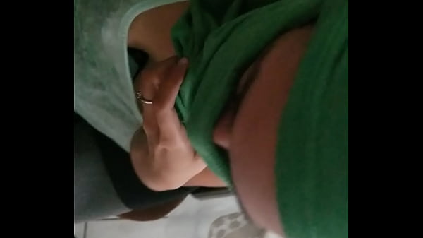 Rabuda gostosa ficou de quatro e rebolou no pau