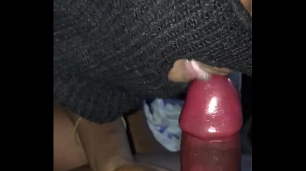 Prima gostosa pegou seu primo na punheta e acabou fodendo com ele