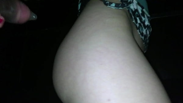 Meteu tao forte que estourou a camisinha fodendo a casada safada