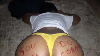 A mulher safada do corno adora dar o cú