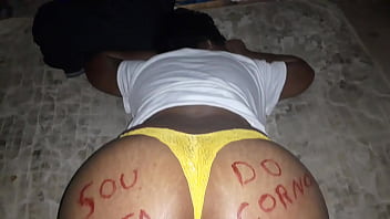 A mulher safada do corno adora dar o cú