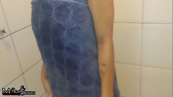 Novinha gostosa depilando a pepeka no banho