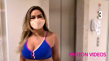 Loira gostosa malhando na academia