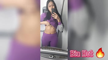 Safada na siririca no banheiro da faculdade