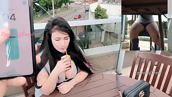 Morena gemendo com a rola torta na buceta