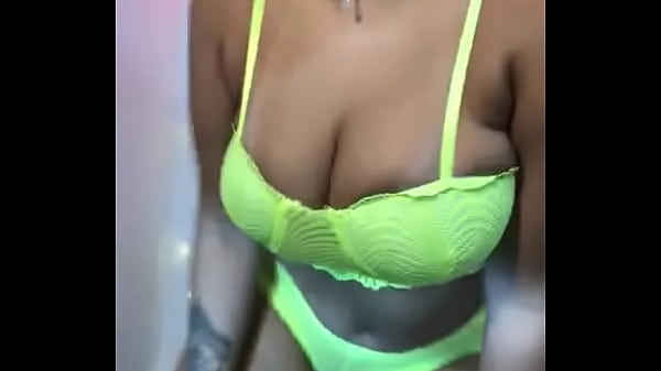 Novinha ruiva gostosa dançando funk