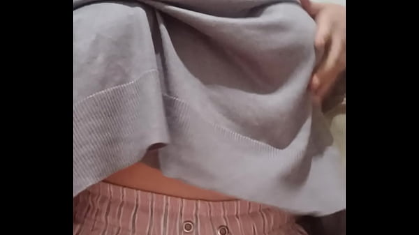 Novinha gostosa dos peitoes enormes se exibindo