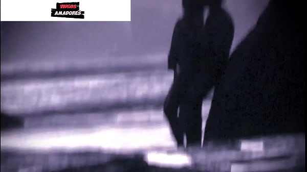 Sexo amador na praia com uma novinha safada