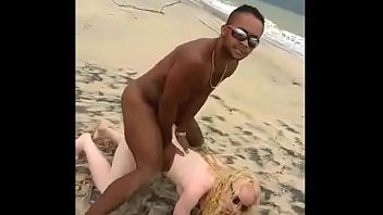 Negão comendo duas safadas na praia caiu na net