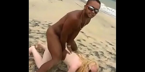 Negão comendo duas safadas na praia caiu na net