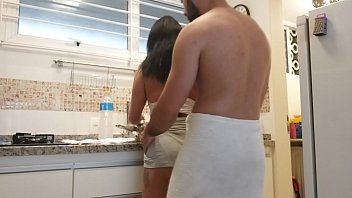 Esposa safada fodendo na cozinha no sexo amador