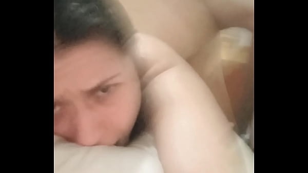 Metendo a rola grossa na pepeka apertada da novinha safada