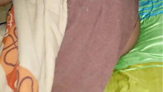 Exibindo a morena gostosa antes de dormir