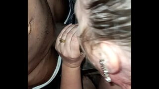 Pornô amador mostra uma branquinha super bem dotada de bunda metendo gostoso