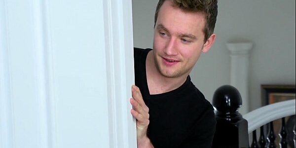 Brazzers apresenta uma gostosa atras de transar com seu primo em seu primeiro vídeo porn