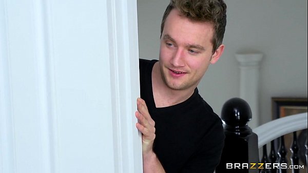 Brazzers apresenta uma gostosa atras de transar com seu primo em seu primeiro vídeo porn