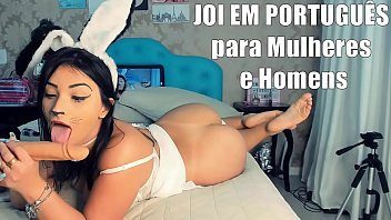 Brasileira peituda sentadinha na cama fazendo um show na webcam