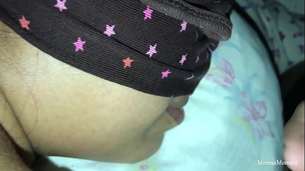 Escondeu o rosto pra chupar a rola do marido