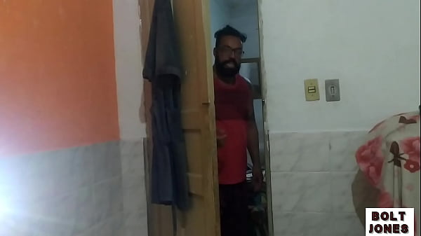 Gostosa tocando um siririca na praia