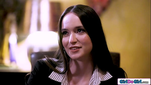 Lésbica novinha lambendo a bucetinha da sua namorada