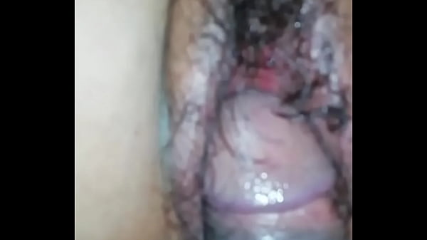 Comendo a buceta peluda molhada da esposa amadora