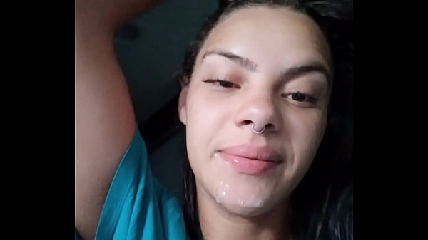 Mulata novinha acordou seu namorado com um delicioso boquete