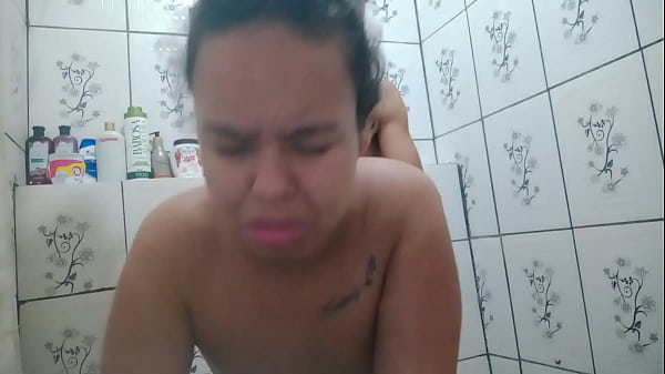 Fudendo minha priminha ela gemendo bem alto