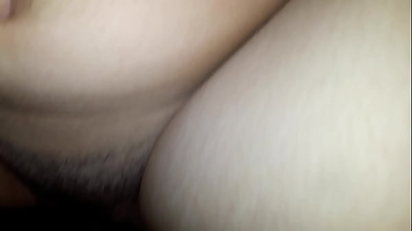 Novinha branquinha aprendendo sentar na piroca