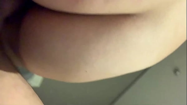 Amadora safada metendo um pepino grosso na boceta