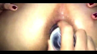 Roludo arrombando o cú da loira no sexo caseiro