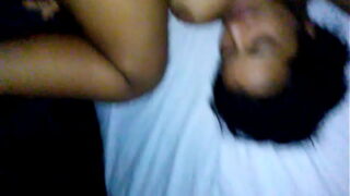 Negão pauzudo comendo a namorada novinha