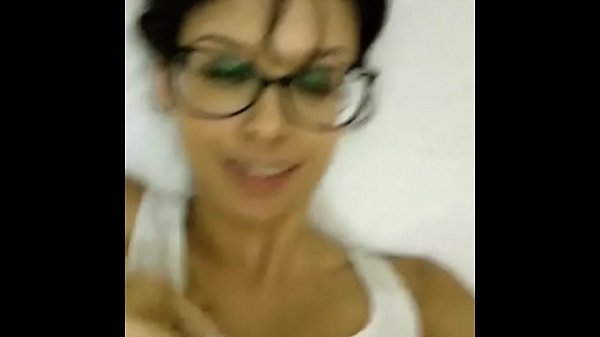 Novinha safadinha gozando na chamada de vídeo