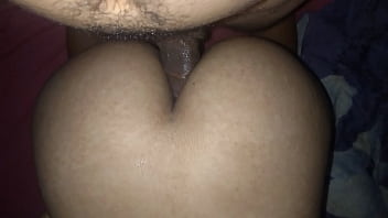 Gozando no cuzinho da namorada novinha safada amadora