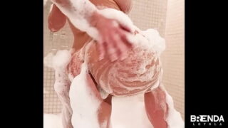 Loira peituda gostosa ficou peladinha na frente da webcam