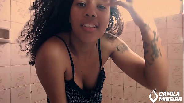 Novinha morena do rabao gostoso muito safada no banho
