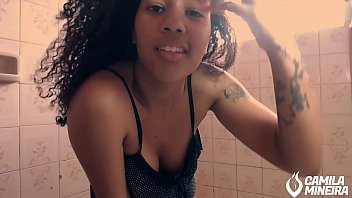 Novinha morena do rabao gostoso muito safada no banho