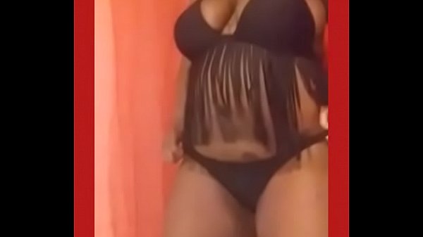 Novinha rabuda dando uma quicadinha na picona preta