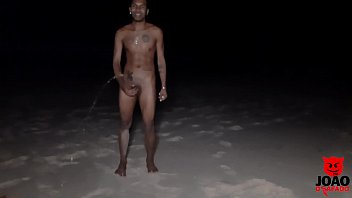 Putaria na praia com mulata fogosa