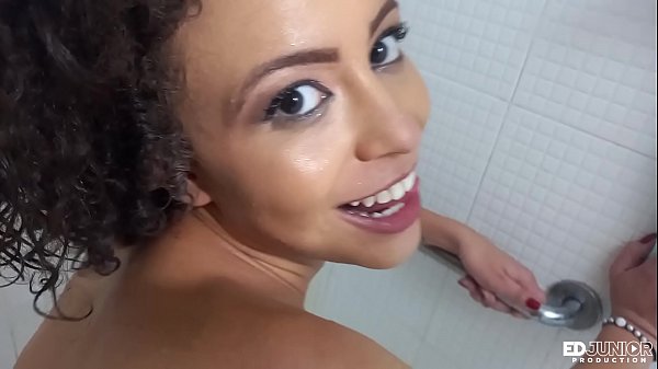 Foi pro banheiro comer o rabo da novinha gostosa