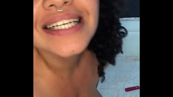 Lésbicas bem gostosonas metendo o dedo no cuzinho