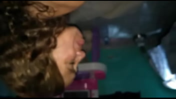 Morena bem gostosa rebolando com a rolona socada no rabo