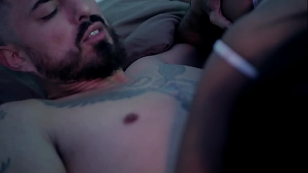 Morena boazuada devorando chupando a piroca grossa do amigo comedor